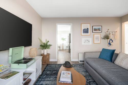 Appartement, 1 chambre | Aire de séjour | Téléviseur connecté de 55 po avec télévision numérique