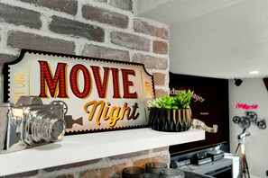 Dining - Desert Hollywood UofA (Tucson)