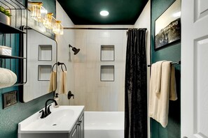 Hair dryer, towels - Desert Hollywood UofA (Tucson)