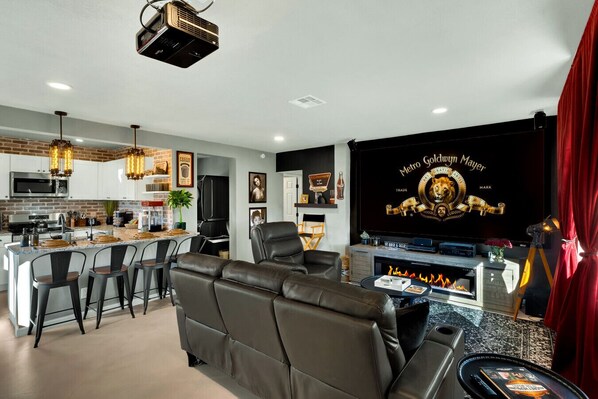 Smart TV, fireplace, books, stereo - Desert Hollywood UofA (Tucson)