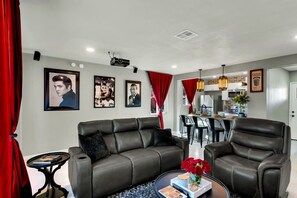 Smart TV, fireplace, books, stereo - Desert Hollywood UofA (Tucson)