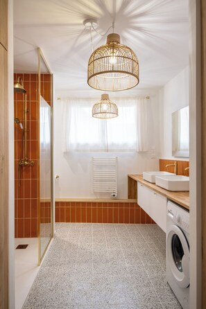 Een douche, een haardroger, handdoeken, zeep