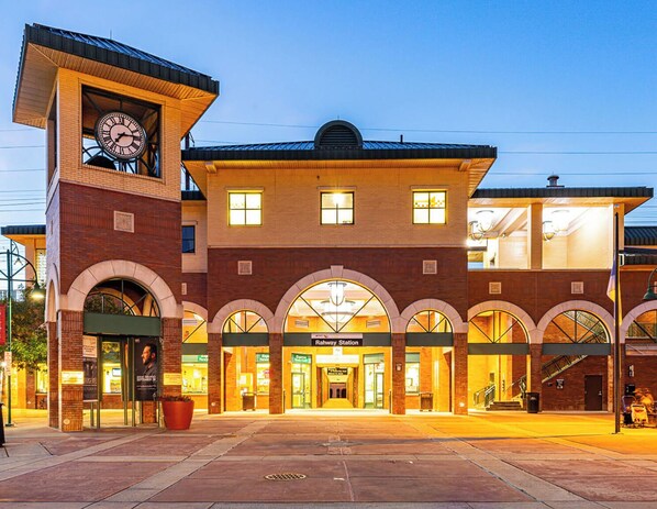 Exterior - Charming 2bedroom Apt walking distance to Downtown Rahway & Train Station to NYC (Rahway)