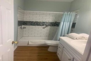 SĂšche-cheveux, serviettes fournies, savon, papier toilette