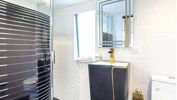 Comfort Triple Room, Garden View | Bathroom | Shower, towels, soap, shampoo