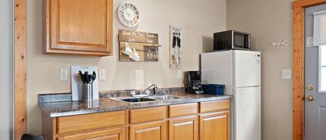 Refrigerador, placa de cocina, cafetera/tetera, tostadora