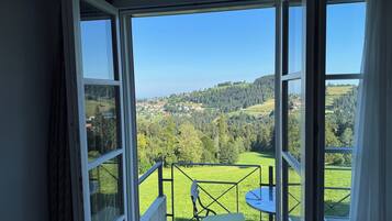 Chambre Double Supérieure, vue colline