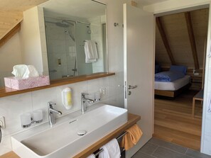 Quarto triplo superior, vista para a colina | Banheiro | Chuveiro, secador de cabelo, toalhas de banho, sabonete