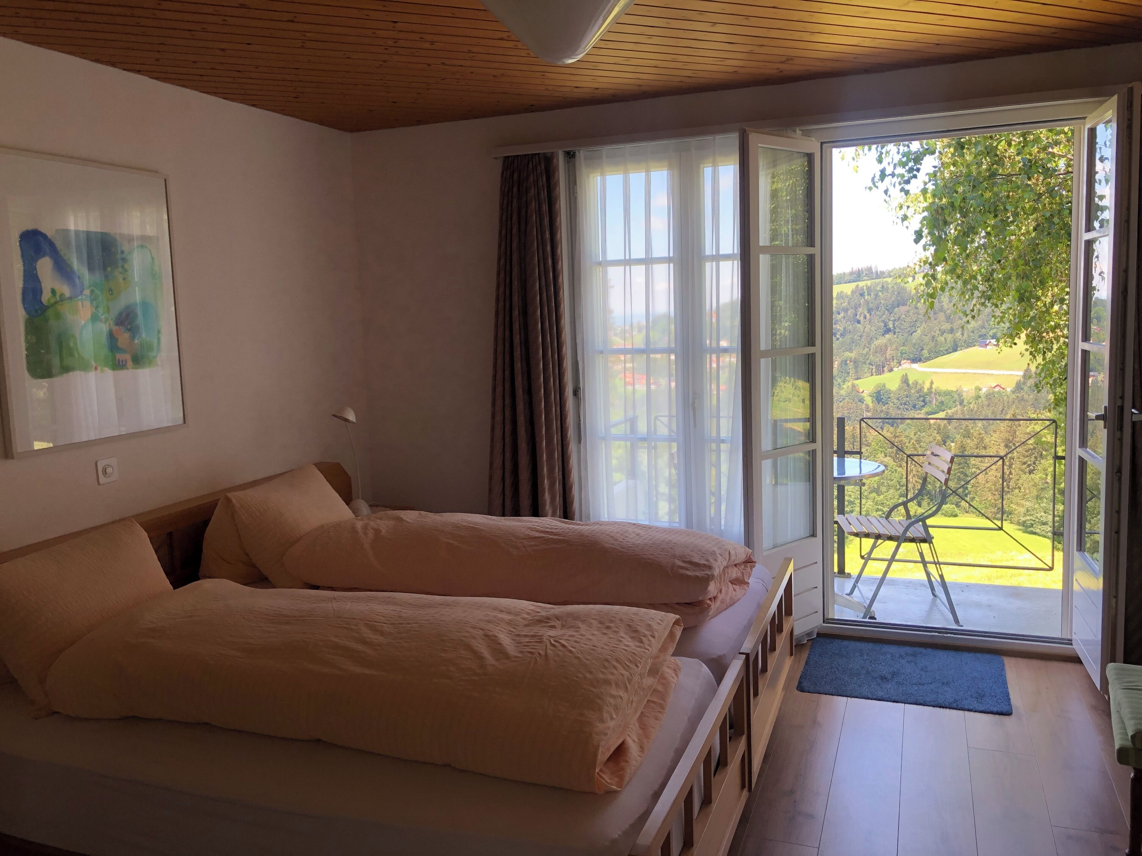 Quarto casal superior, vista para a colina | Edredons de pluma, escrivaninha, espaço de trabalho para notebook