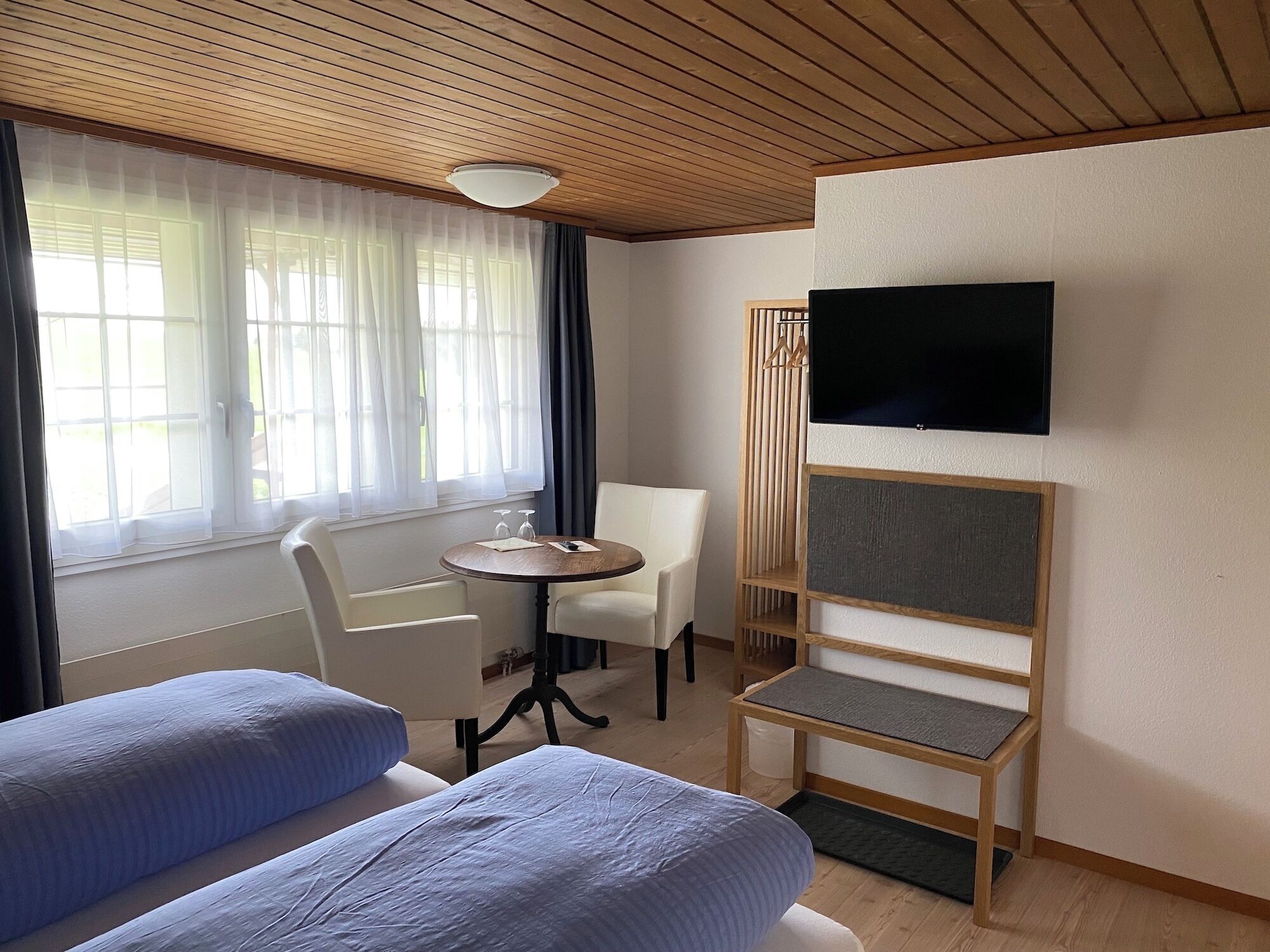 Quarto casal standard, vista para a colina | Edredons de pluma, escrivaninha, espaço de trabalho para notebook