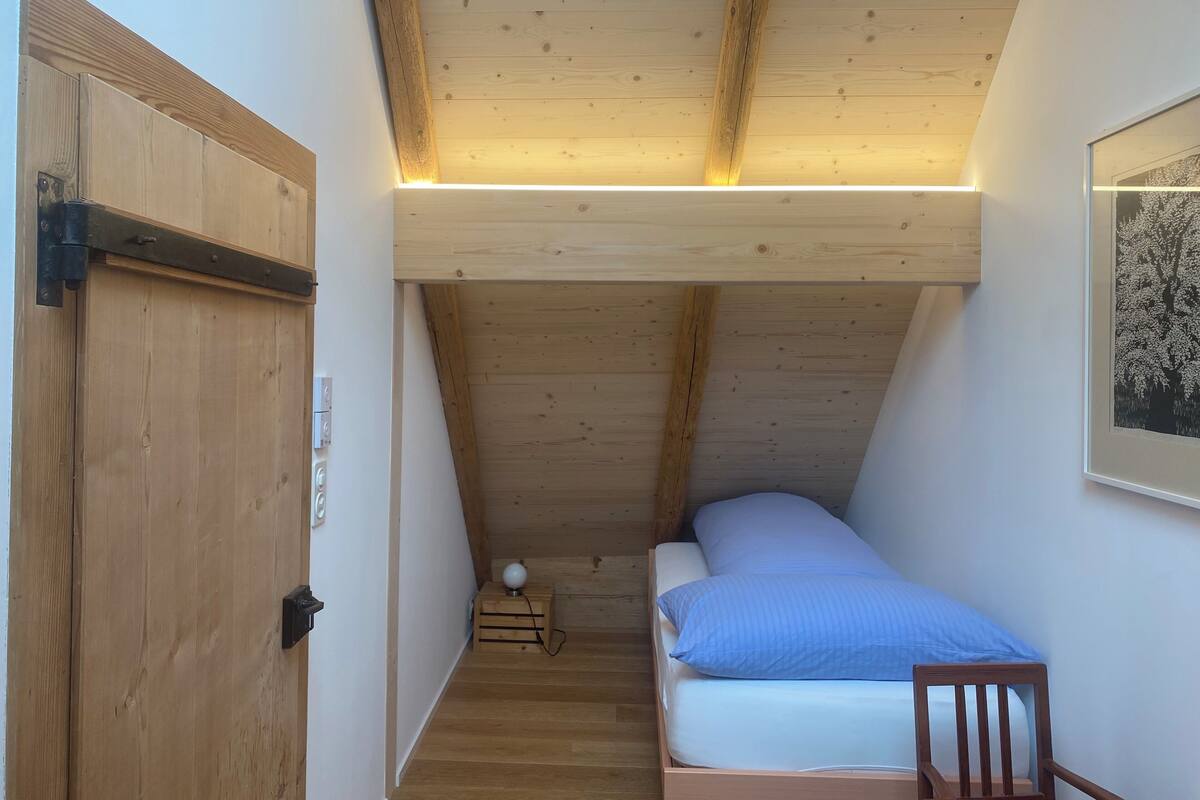 Habitación cuádruple superior, vistas a la colina | Edredones de plumas, escritorio, espacio para trabajar con un portátil