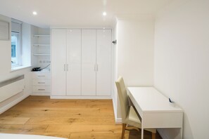 Classic Apartment | 1 bedroom, iron/ironing board, free WiFi - 1BD Modern City Oasis: Near London Attractions (London)