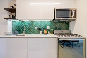 Coffee/tea maker, fridge, microwave, oven