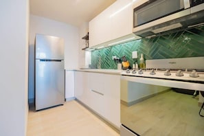 Coffee/tea maker, fridge, microwave, oven