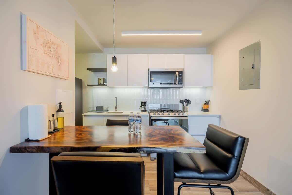 Wasserkocher mit Kaffee-/Teezubehör, Kühlschrank, Mikrowelle, Ofen
