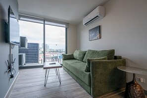 Smart TV - Jr. Apartment Upper Level in Casco View (Panama City)
