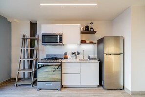 Coffee/tea maker, fridge, microwave, oven