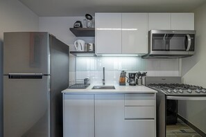 Kühlschrank, Wasserkocher mit Kaffee-/Teezubehör