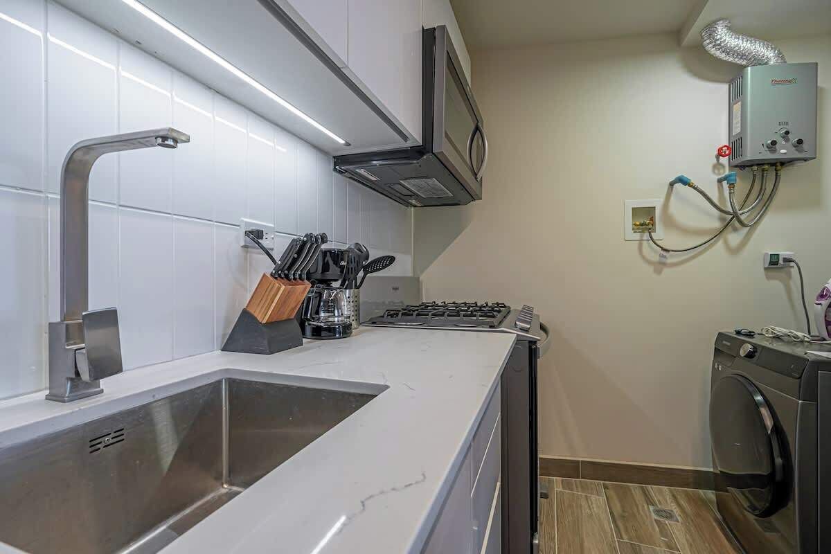 Coffee/tea maker, fridge, microwave, oven