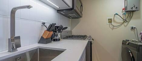Coffee/tea maker, fridge, microwave, oven