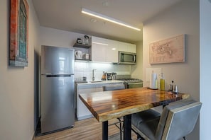 Cafetera y tetera, refrigerador, microondas y horno 