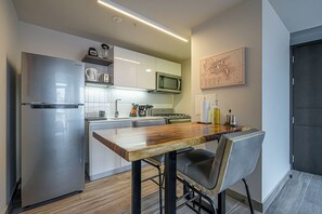 Fridge, coffee/tea maker - One Bedroom Aparment in Casco View (Panamá)