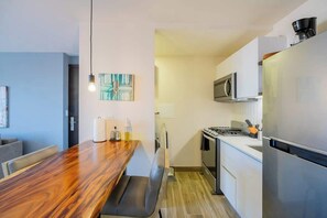 Coffee/tea maker, fridge, microwave, oven