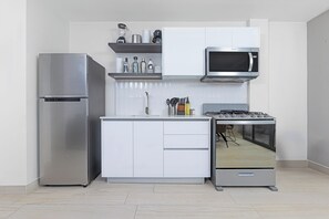 Réfrigérateur, micro-ondes, four, plaque de cuisson