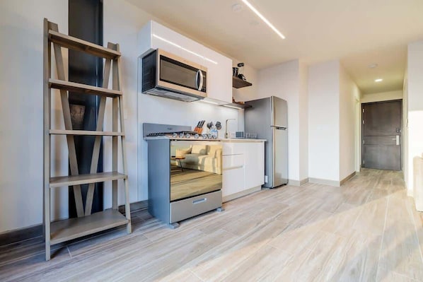 Coffee/tea maker, fridge, microwave, oven