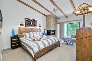 3 bedrooms, desk, iron/ironing board, travel cot - Fresh & Modern 3 BDR Just Blocks from Beach! (Encinitas)