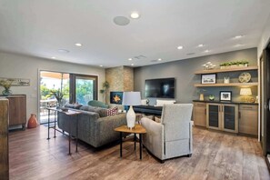 TV, fireplace - Fresh & Modern 3 BDR Just Blocks from Beach! (Encinitas)