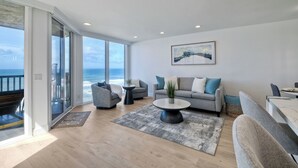 Living area - Solana Sunset – Stunning Beachside Retreat for 4! (Solana Beach)
