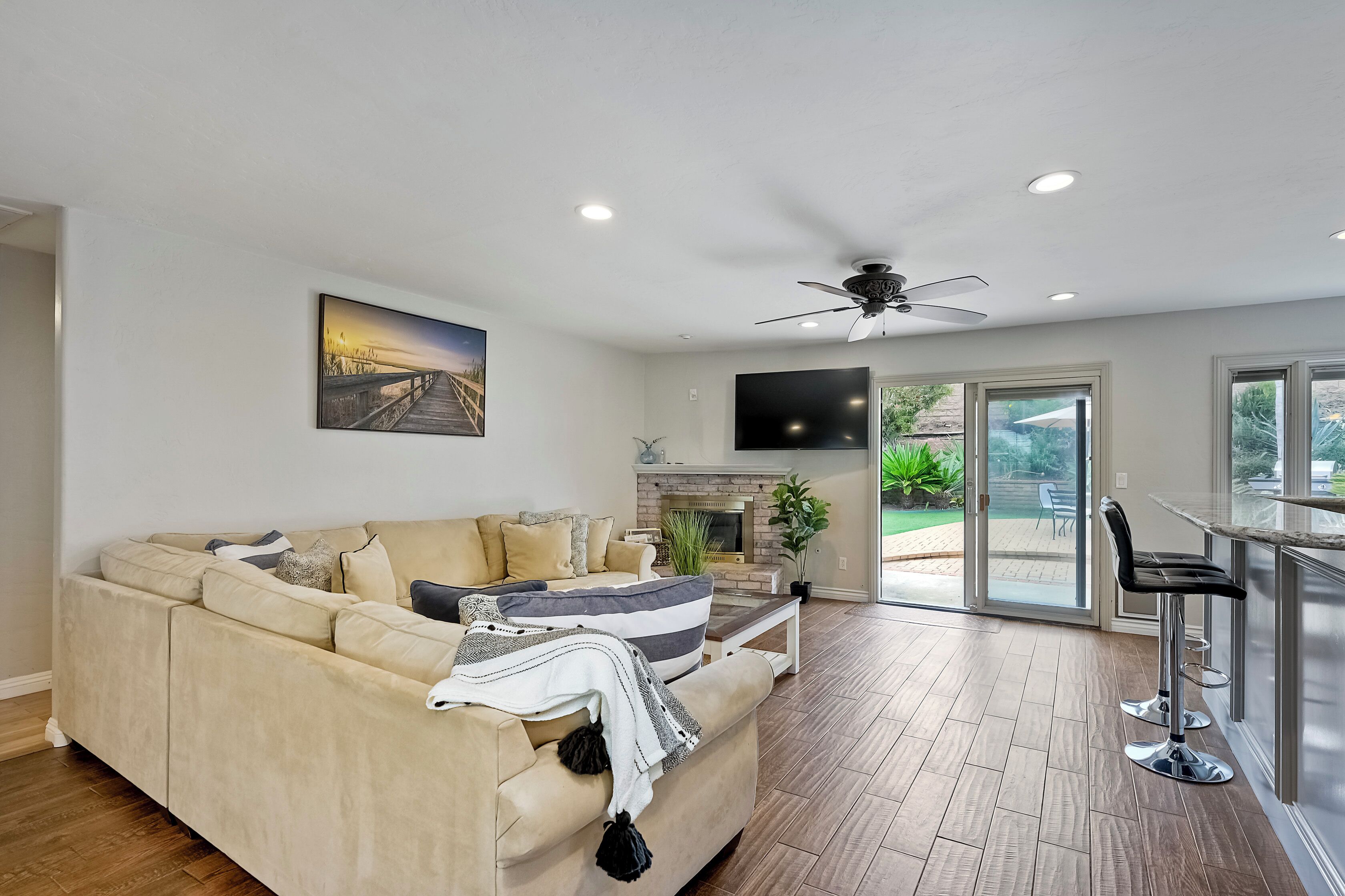 TV, fireplace, offices
