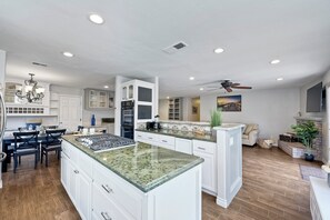 Coffee/tea maker, fridge, microwave, oven - Carlsbad Charm – 3 BDR Stunner! (Carlsbad)