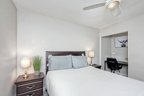 3 bedrooms, desk, iron/ironing board, travel crib - Carlsbad Charm – 3 BDR Stunner! (Carlsbad)
