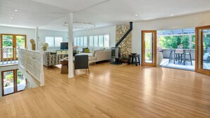 Living area - Serene Coastal Home Sleeps 8 – 1 Mile from Beach! (Encinitas)