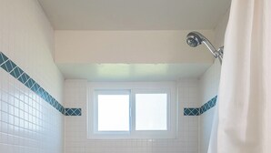 Douche, sèche-cheveux, serviettes fournies, shampoing