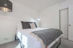 4 bedrooms, desk, iron/ironing board, travel cot - Family Retreat - Pet Friendly | Beach | Legoland (Oceanside)