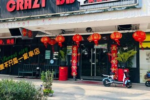 A restaurant with outdoor seating and red lanterns.