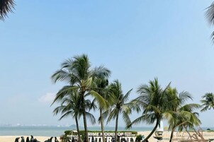 Una playa con palmeras y un letrero que dice 'LIME ODE OF THE YEAR'.