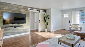 Living area - Immaculate 3 BDR in Oceanside – Private Pool & Spa (Oceanside)