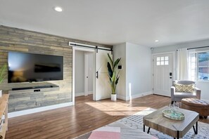 Living area - Immaculate 3 BDR in Oceanside – Private Pool & Spa (Oceanside)