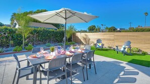Outdoor dining - Immaculate 3 BDR in Oceanside – Private Pool & Spa (Oceanside)