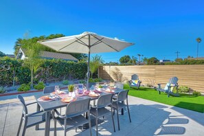 Outdoor dining - Immaculate 3 BDR in Oceanside – Private Pool & Spa (Oceanside)
