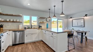Private kitchen - Immaculate 3 BDR in Oceanside – Private Pool & Spa (Oceanside)