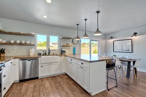 Private kitchen - Immaculate 3 BDR in Oceanside – Private Pool & Spa (Oceanside)