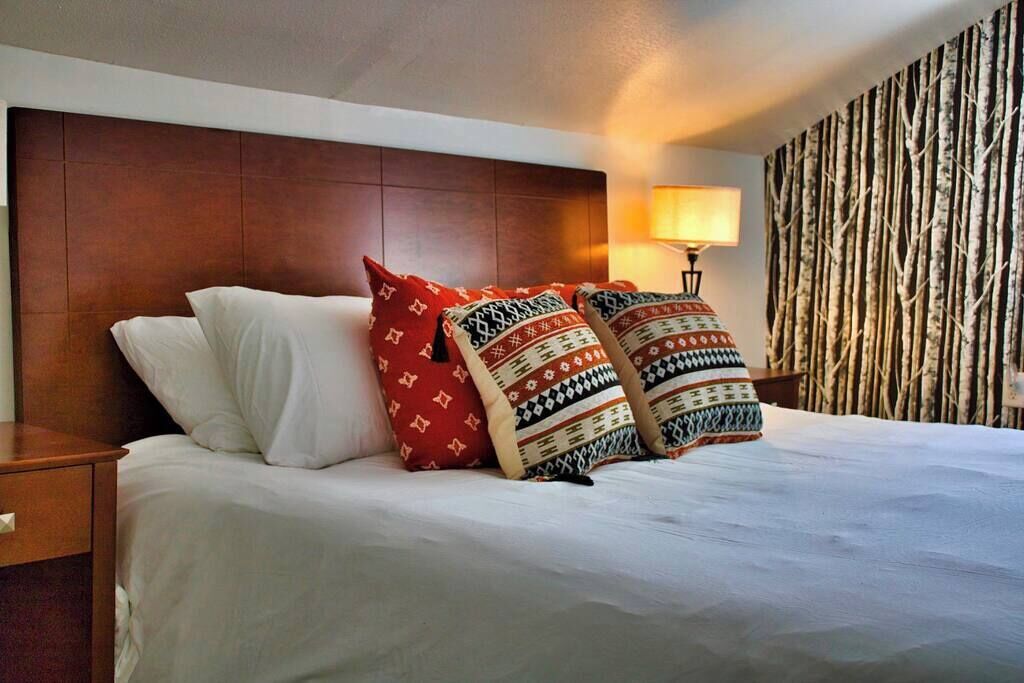 3 bedrooms, iron/ironing board, travel crib, WiFi (free)