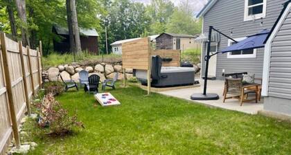 Basecamp R&R: Hot Tub•Fire Pit•BBQ•Private Yard•Walk to Shops