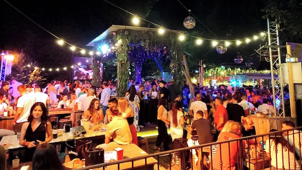 An outdoor event with tables and chairs, surrounded by trees and a stage with lighting. - ★ T2 Cathedral & Torre Ventosa ★ Centre ★ Clim ★ Wifi ★ Parking on request (Béziers)