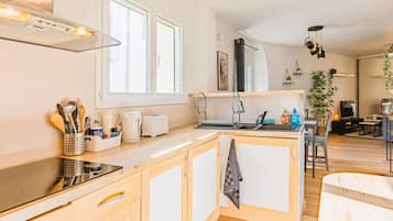 Fridge, microwave, oven, stovetop